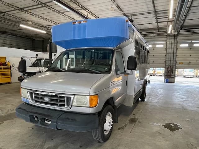 2006 Ford E450 12 Pass Shuttle Bus - Image 15