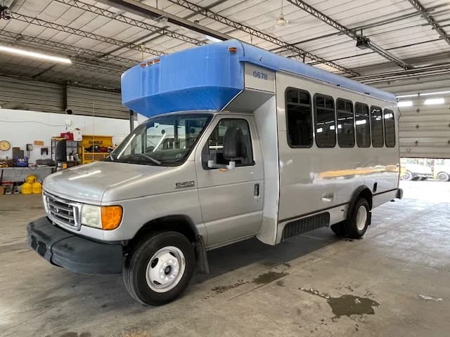2006 Ford E450 12 Pass Shuttle Bus - Image 16