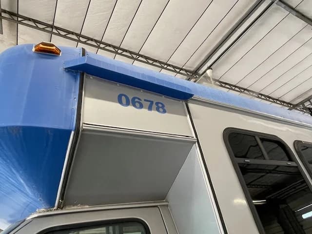 2006 Ford E450 12 Pass Shuttle Bus - Image 24