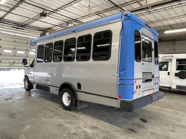2006 Ford E450 12 Pass Shuttle Bus - Image 21