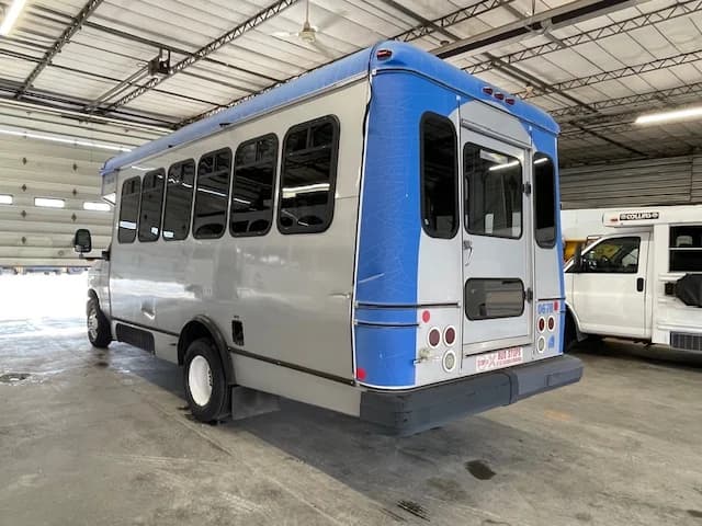 2006 Ford E450 12 Pass Shuttle Bus - Image 3
