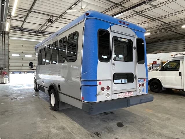 2006 Ford E450 12 Pass Shuttle Bus - Image 18