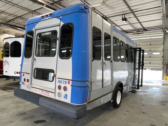 2006 Ford E450 12 Pass Shuttle Bus - Image 23