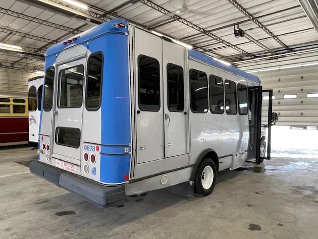 2006 Ford E450 12 Pass Shuttle Bus - Image 19