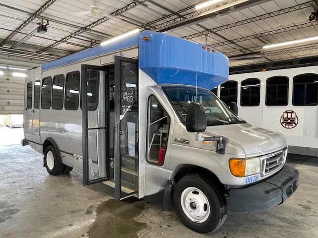 2006 Ford E450 12 Pass Shuttle Bus - Image 20