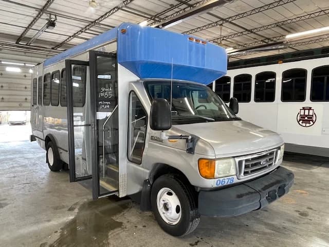 2006 Ford E450 12 Pass Shuttle Bus - Image 17