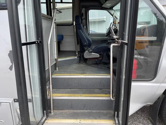 2006 Ford E450 12 Pass Shuttle Bus - Image 13