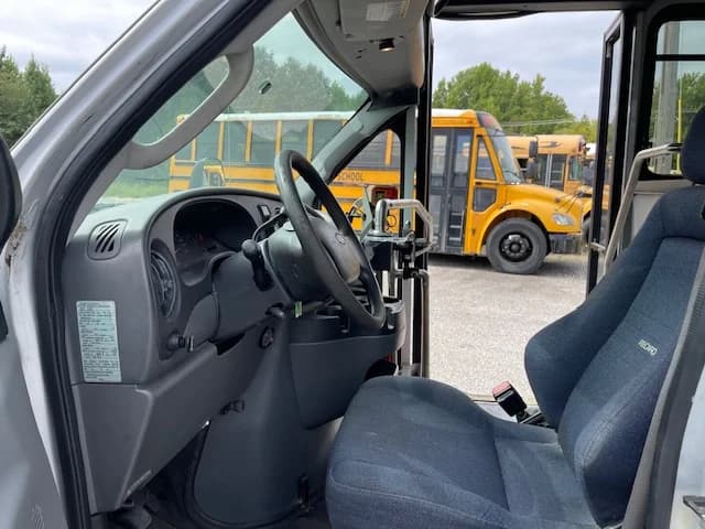2006 Ford E450 12 Pass Shuttle Bus - Image 22