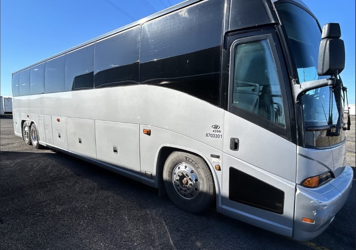2012 MCI J4500  - Image 1