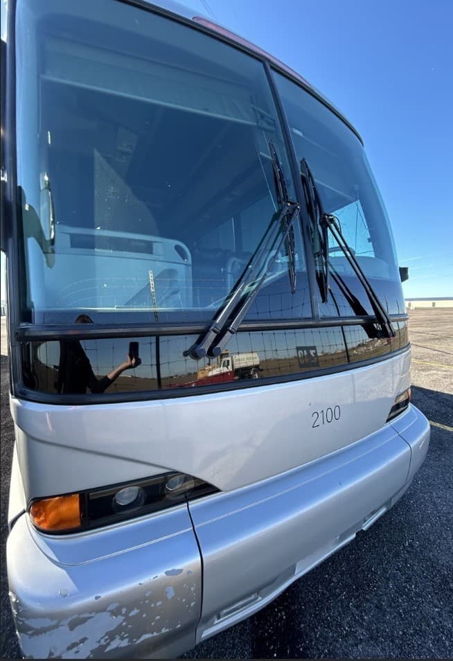 2012 MCI J4500  - Image 2