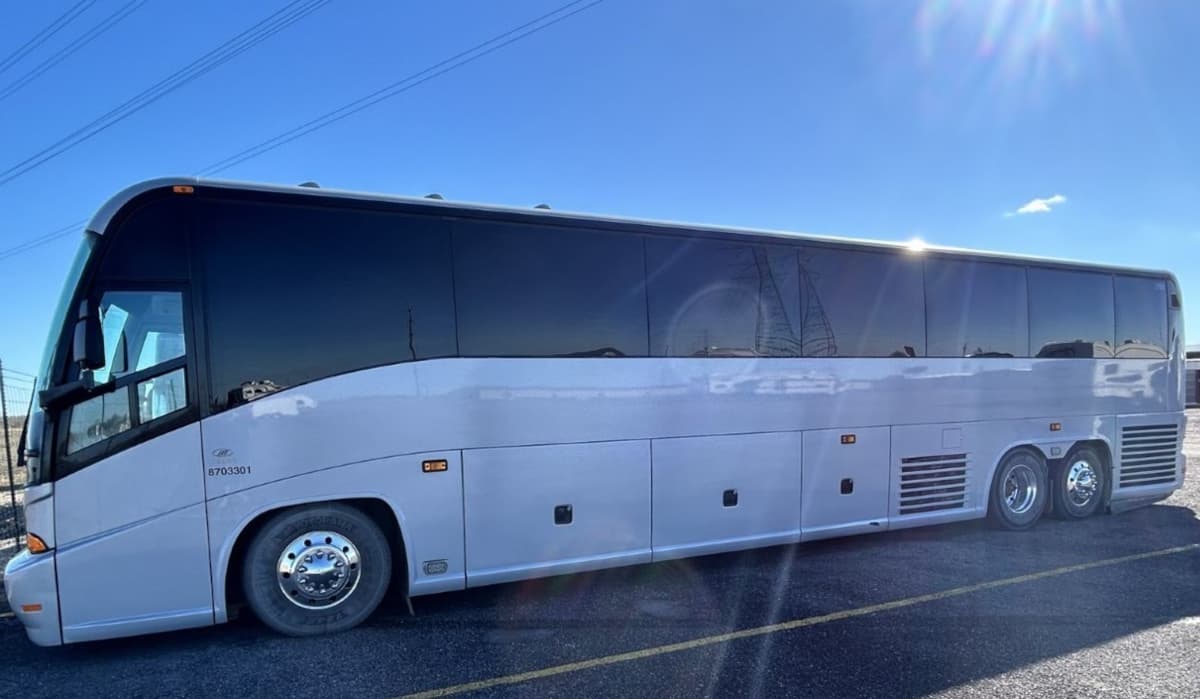 2012 MCI J4500  - Image 3