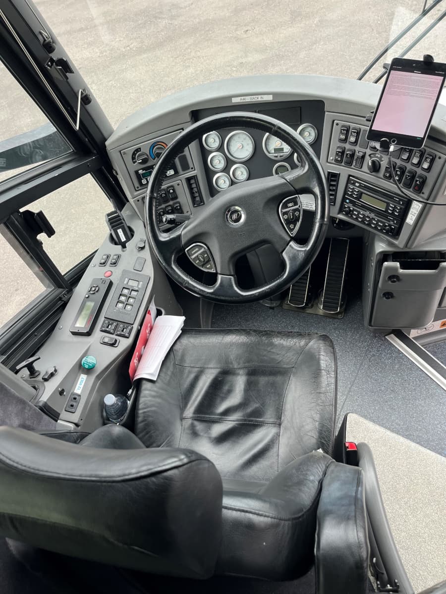 2012 MCI J4500  - Image 5