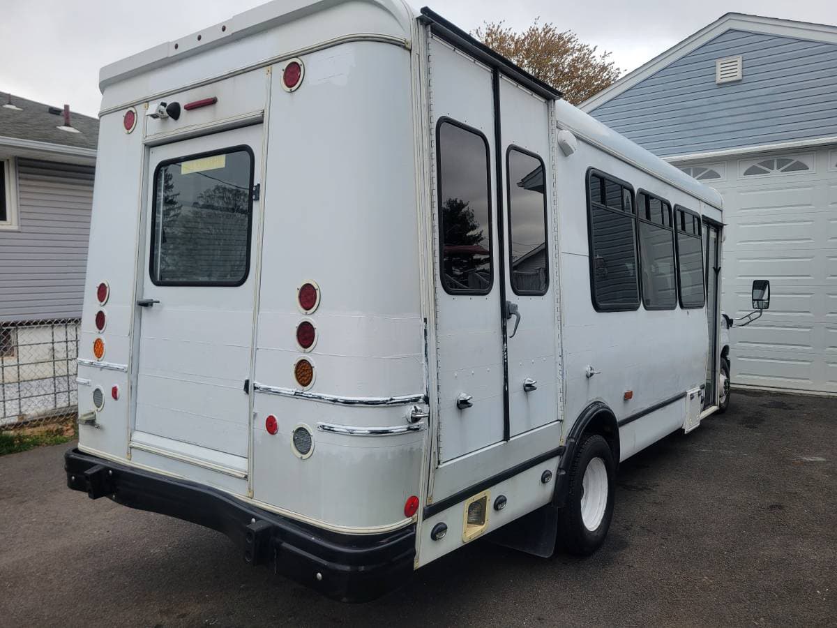 2016 Ford E450 - Image 3
