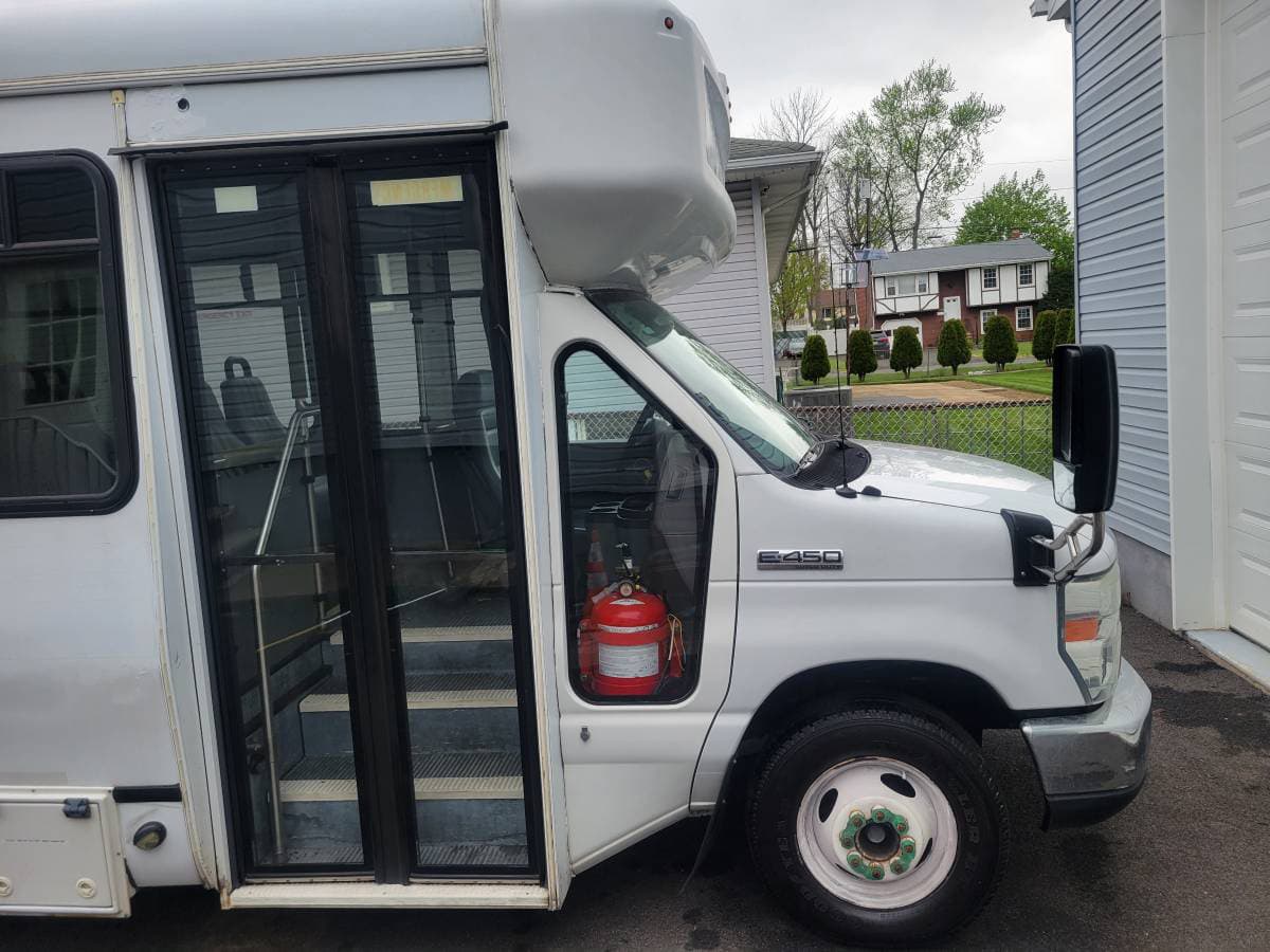 2016 Ford E450 - Image 4