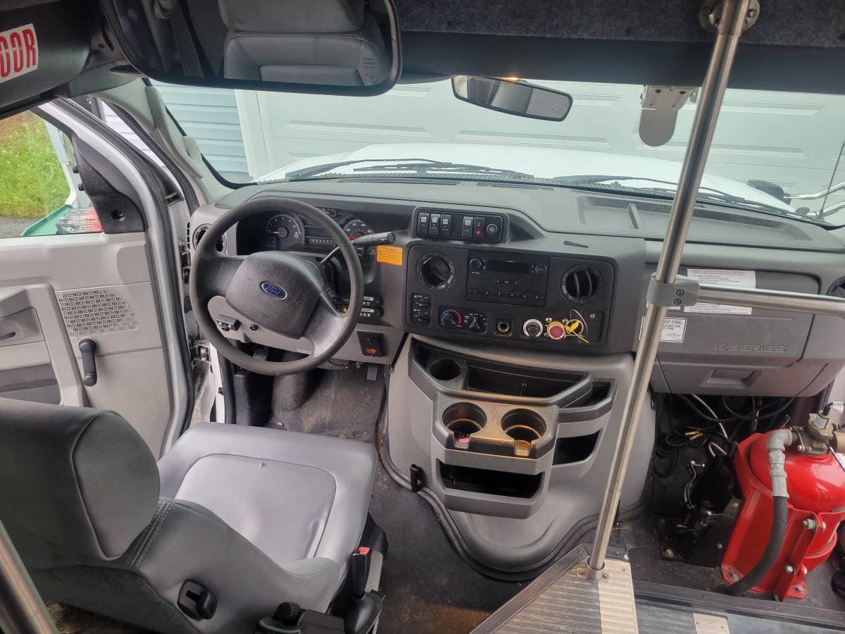 2016 Ford E450 - Image 6