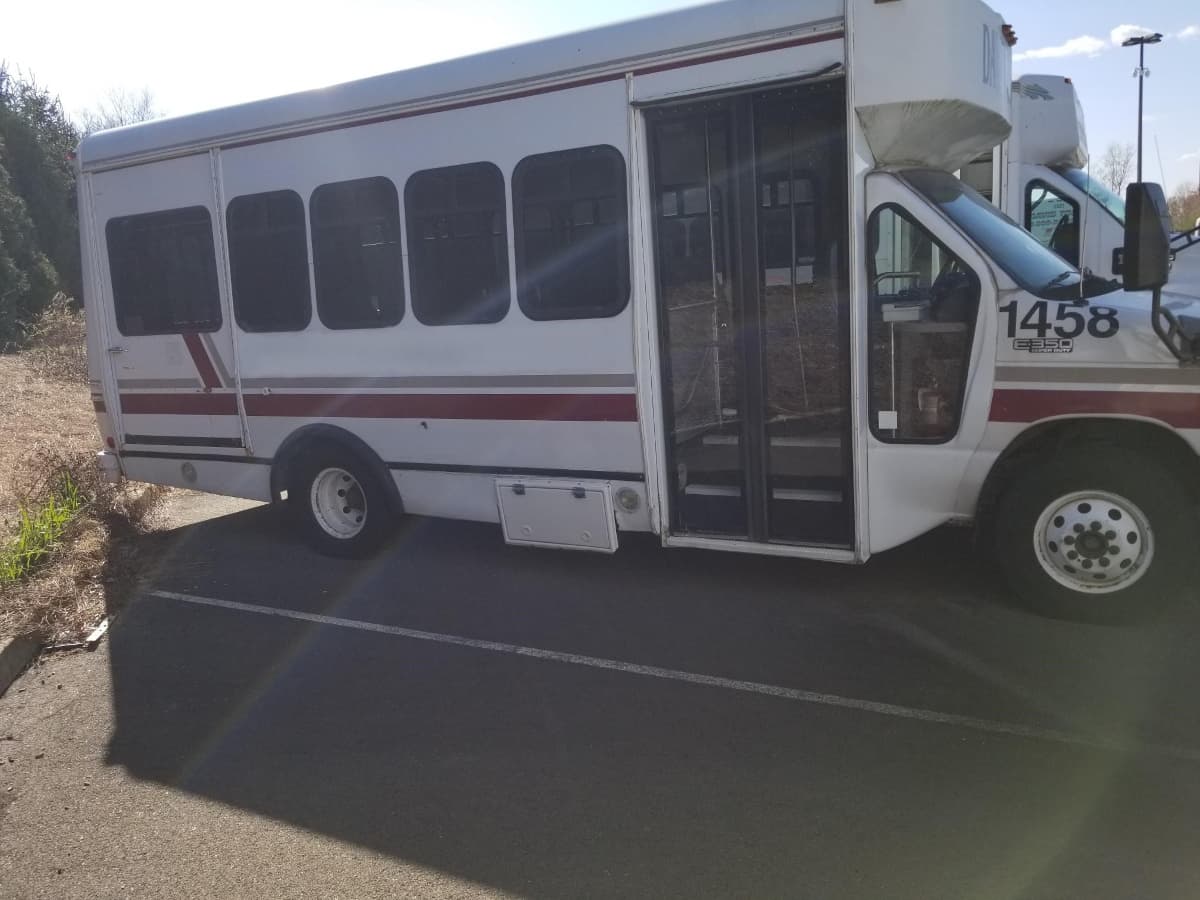 2005 Ford E450 Phoenix  - Image 2