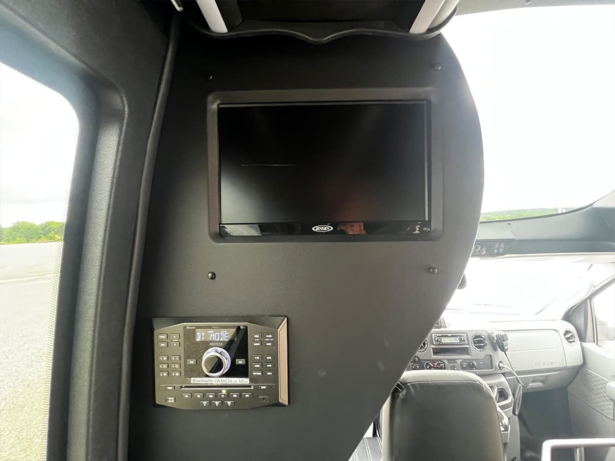 2021 Ford E450 Berkshire - Image 10