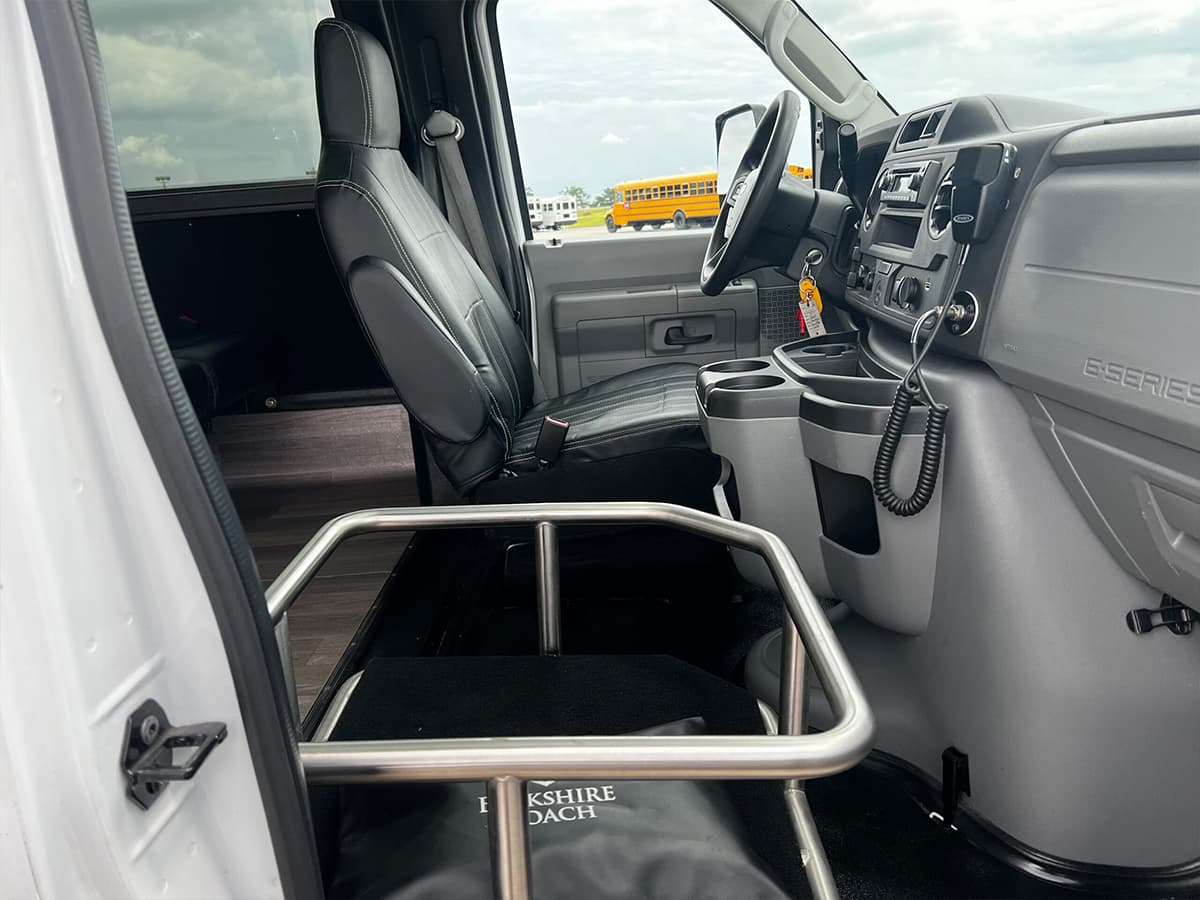 2021 Ford E450 Berkshire - Image 5