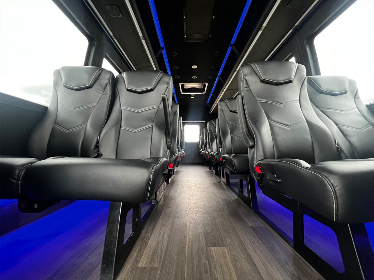 2021 Ford E450 Berkshire - Image 7