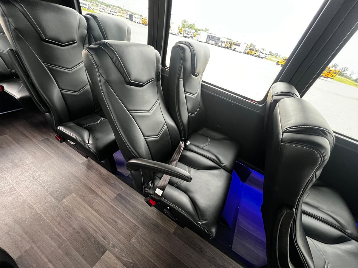 2021 Ford E450 Berkshire - Image 9