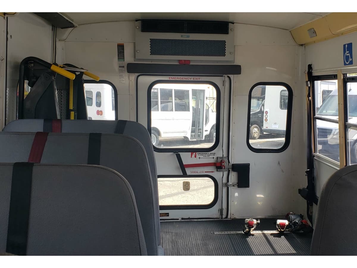 2010 Ford E350 Starcraft - Image 2