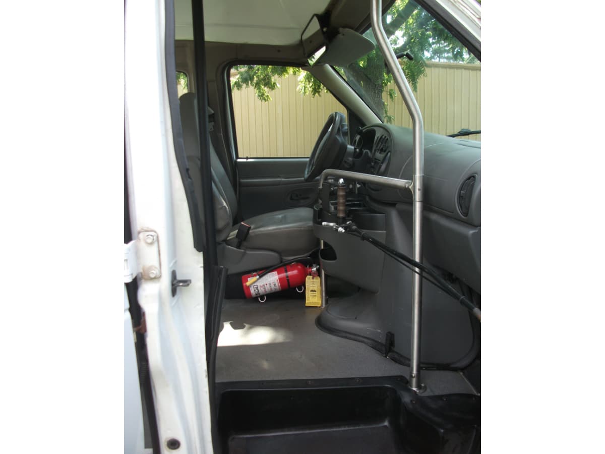 2007 Ford Versa Shuttle - Image 2
