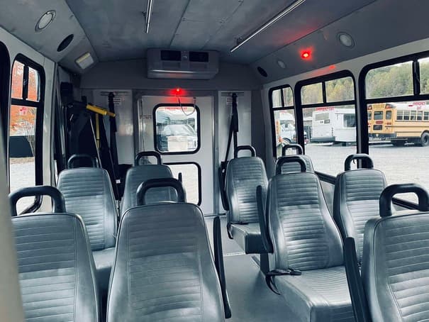 2010 Ford Elkhart Coach ECII  - Image 4