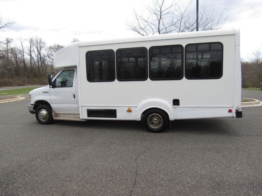 2015 Ford E450 Goshen GCII - Image 3