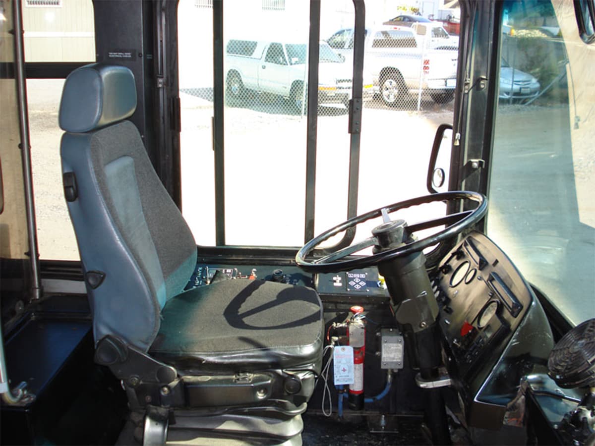 1998 New Flyer D-30LF Transit Bus - Image 3