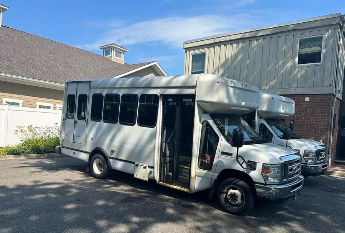 2016 Ford E450 Super Duty - Image 2