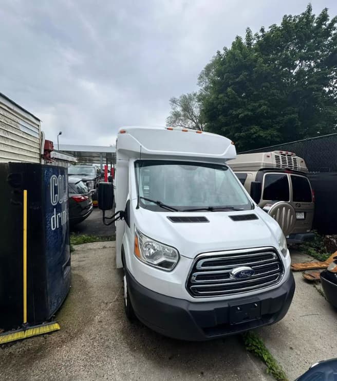 2017 Ford T-350 bus