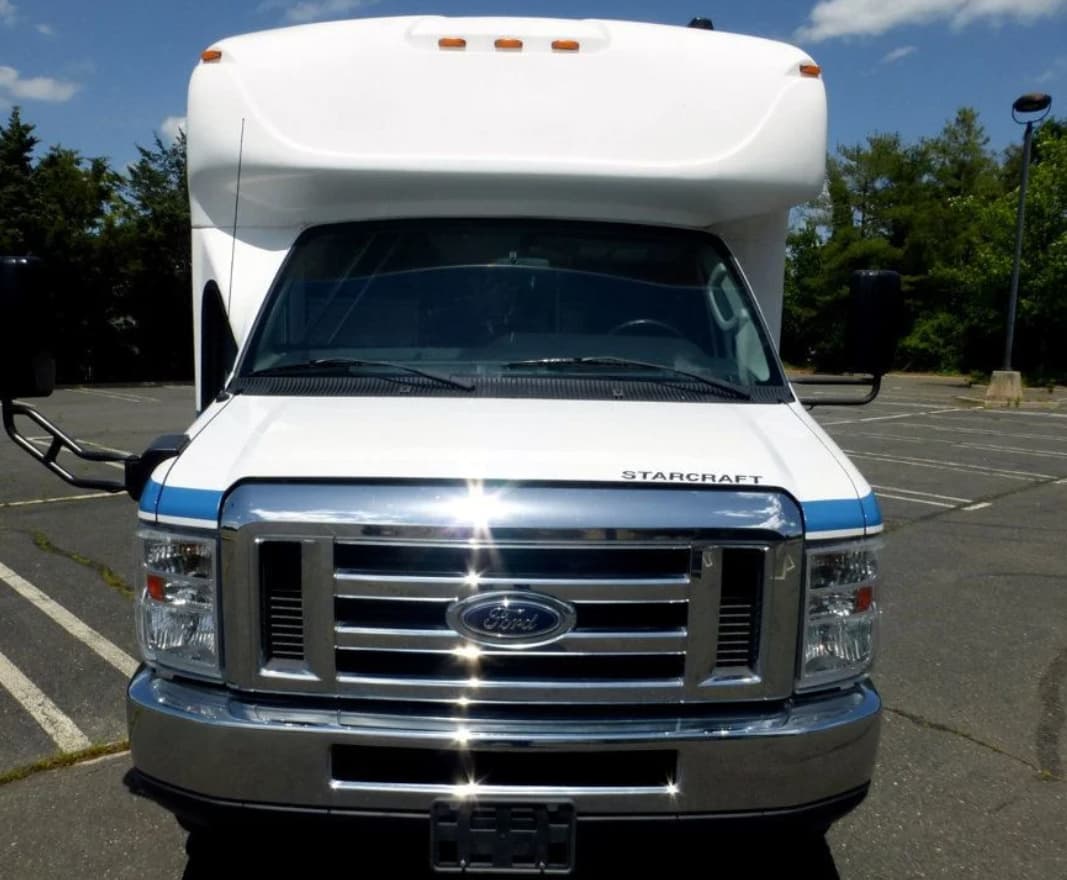 2017 Ford E450 Super Duty - Image 4