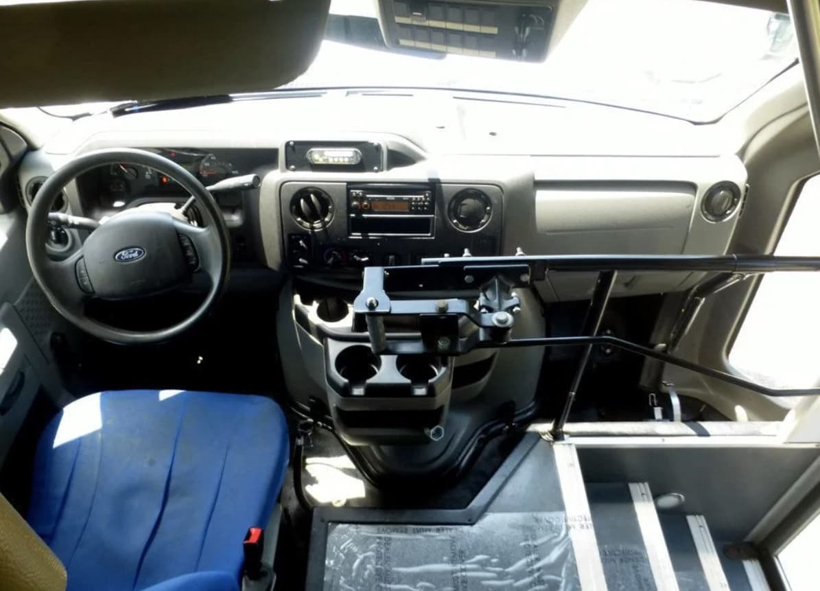 2017 Ford E450 Super Duty - Image 9