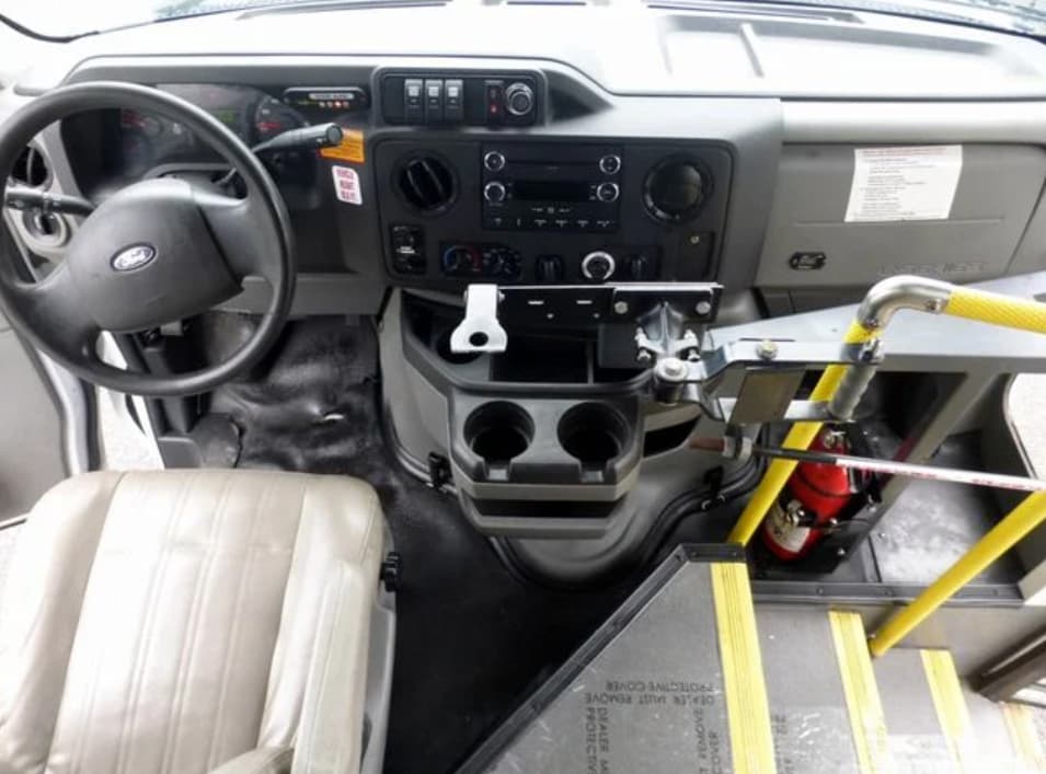 2016 Ford E350 - Image 10