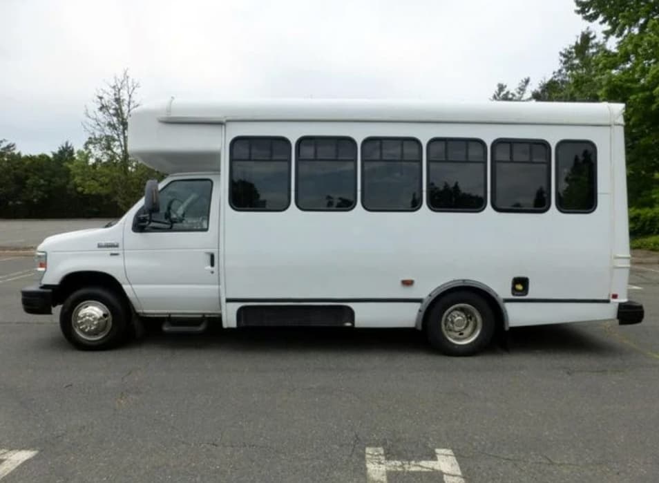 2016 Ford E350 - Image 3