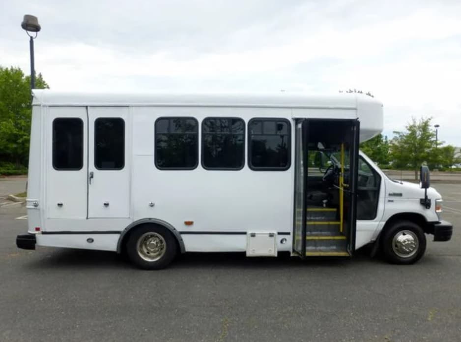 2016 Ford E350 - Image 4
