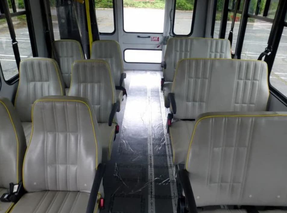 2016 Ford E350 - Image 7