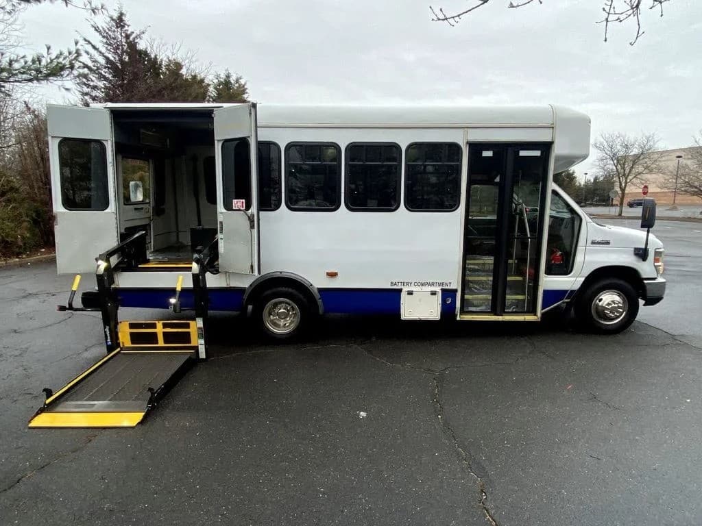 2016 Ford E450 Wheelchair Bus - Image 3
