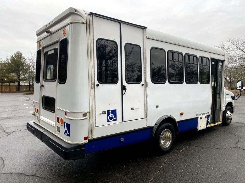2016 Ford E450 Wheelchair Bus - Image 4