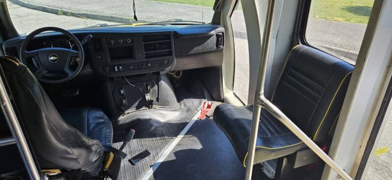 2014 Chevrolet 4500 Shuttle Bus - Image 11
