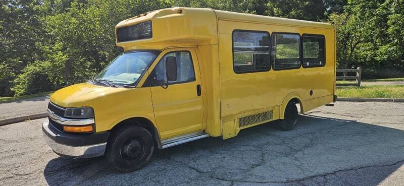 2014 Chevrolet 4500 Shuttle Bus - Image 2