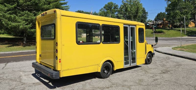2014 Chevrolet 4500 Shuttle Bus - Image 4