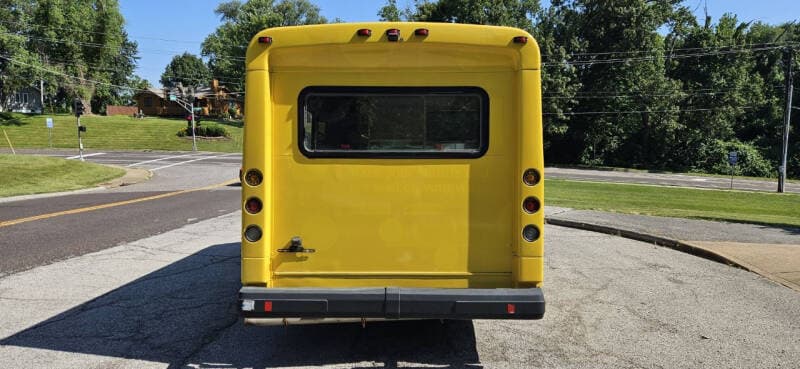 2014 Chevrolet 4500 Shuttle Bus - Image 6