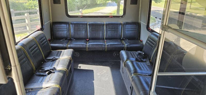 2014 Chevrolet 4500 Shuttle Bus - Image 7