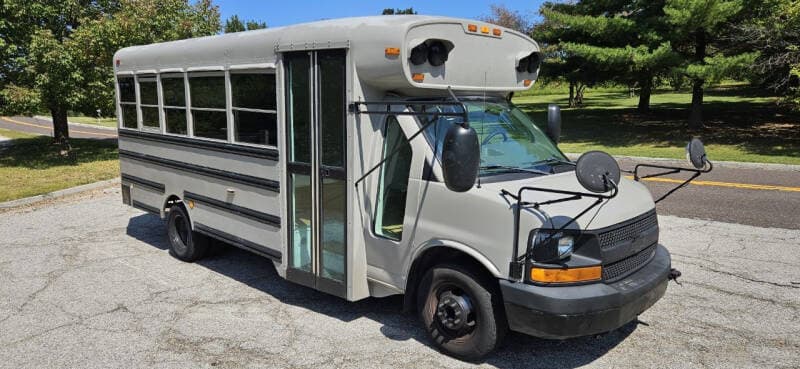 2007 Chevrolet 3500 Express - Image 2