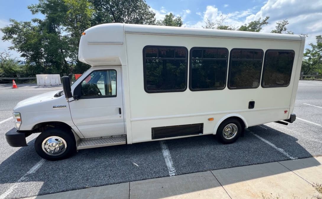 2018 Ford E450 Shuttle Bus - Image 3