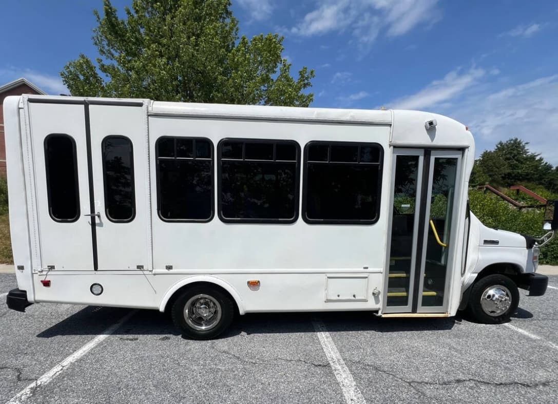 2018 Ford E450 Shuttle Bus - Image 4