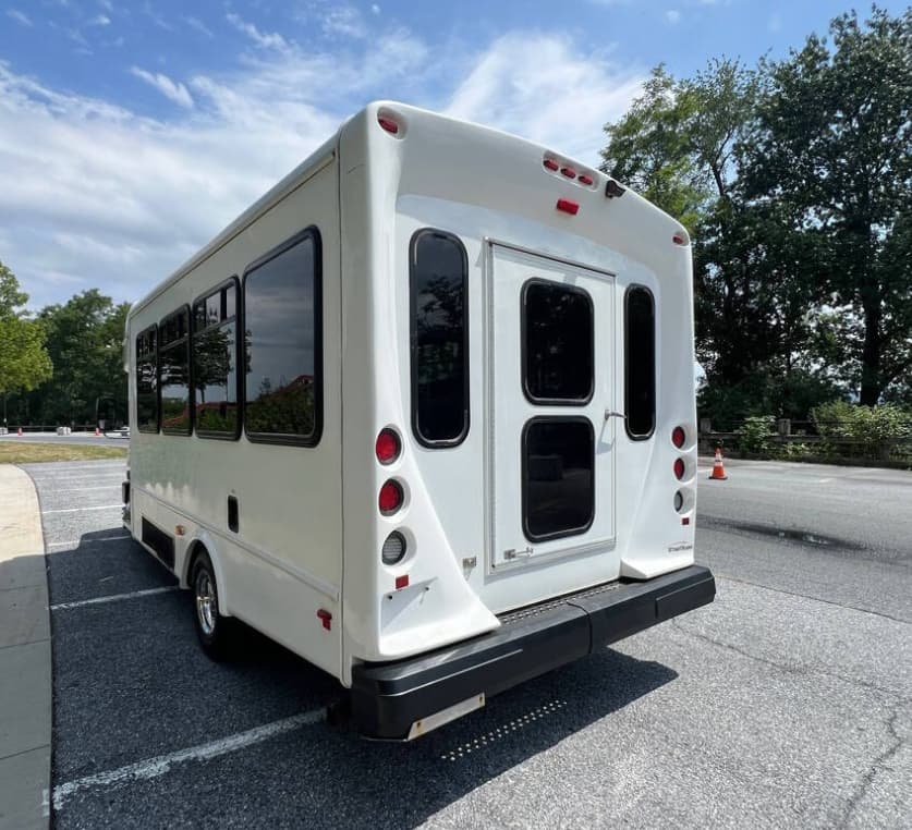 2018 Ford E450 Shuttle Bus - Image 5