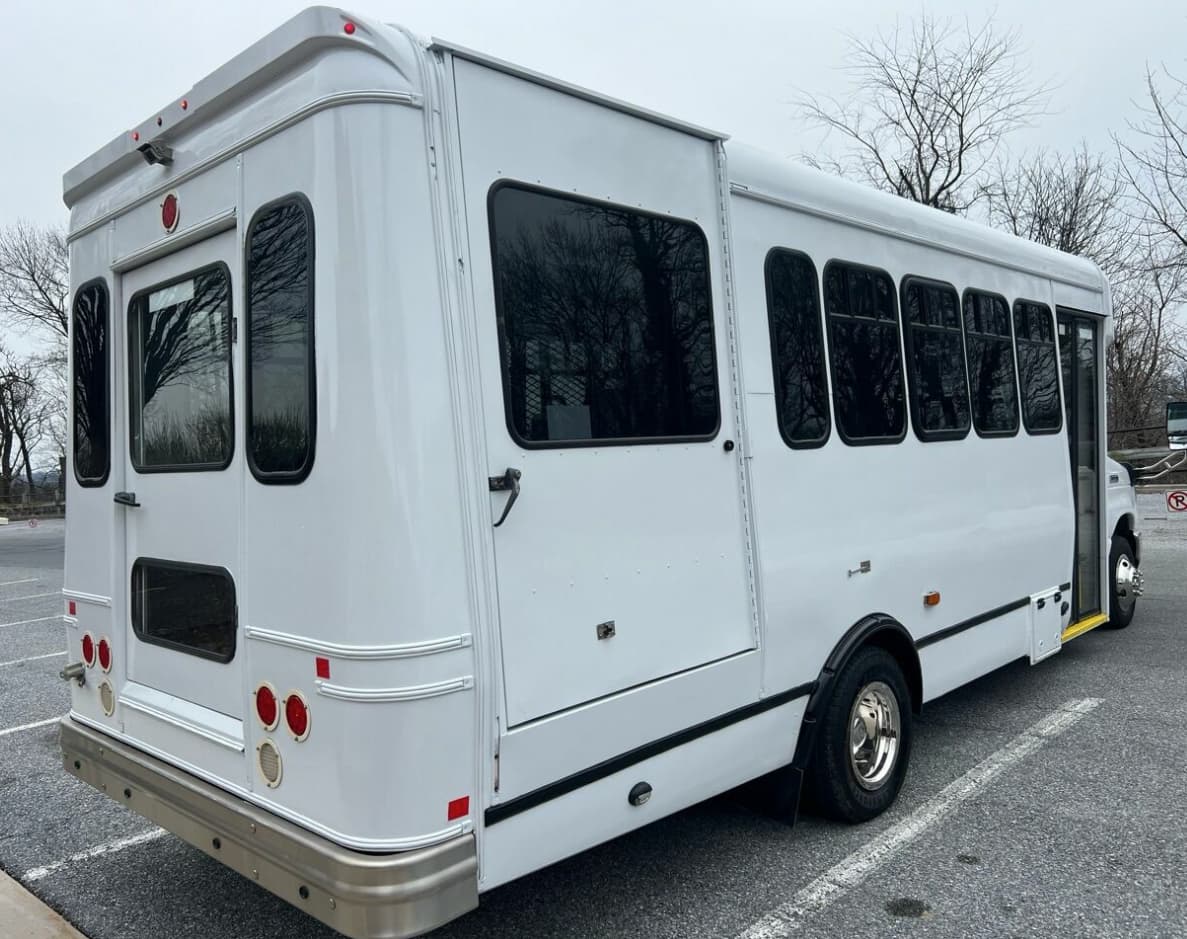2017 FORD E450 - Image 2