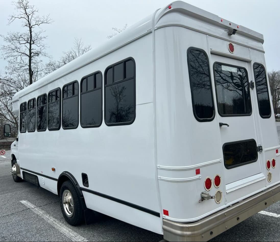 2017 FORD E450 - Image 3